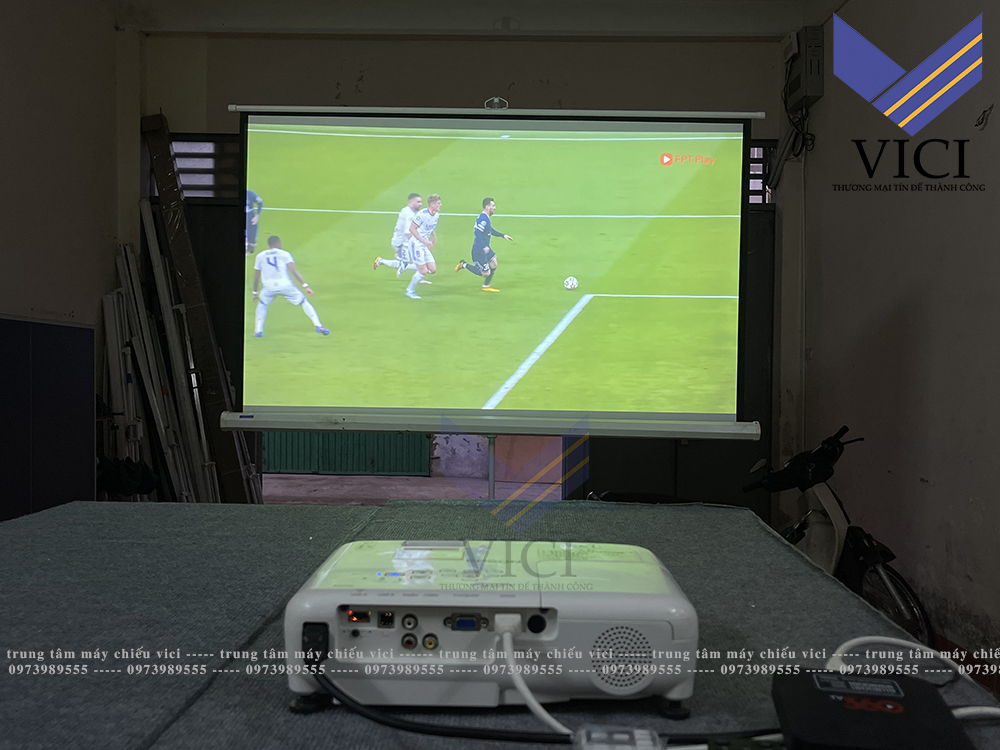 Combo máy chiếu Epson X05 xem bóng đá
